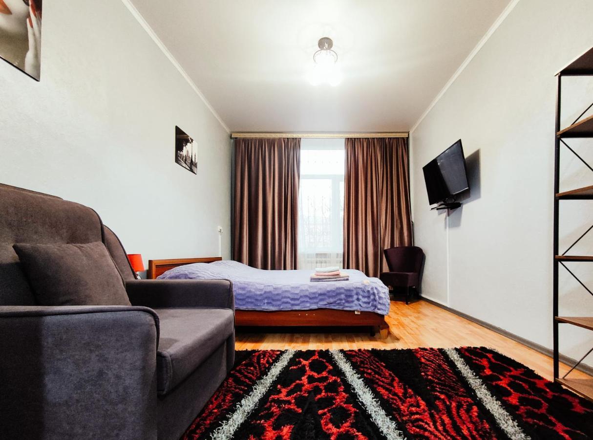 Nadezhda Apartments On Abylay Khan Ave 121 Almaty Exterior foto