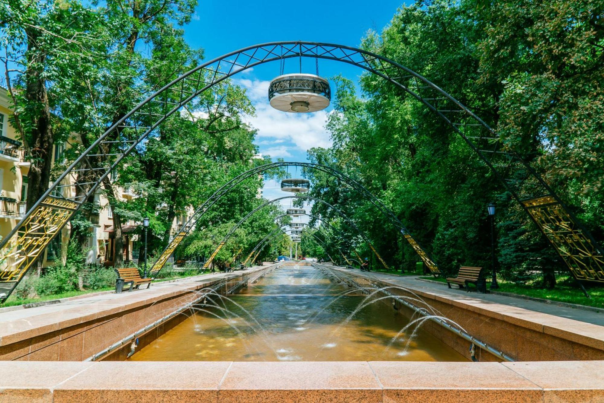 Nadezhda Apartments On Abylay Khan Ave 121 Almaty Exterior foto